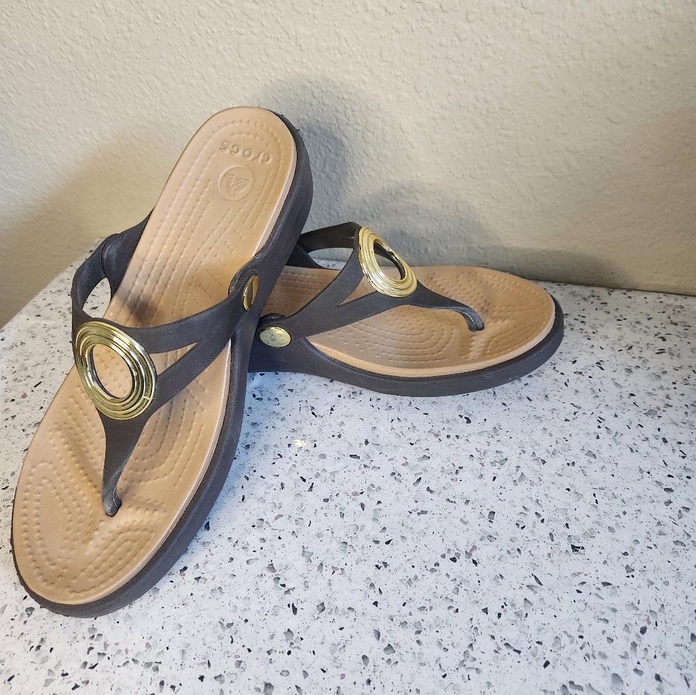 Women's croc sandals size 6